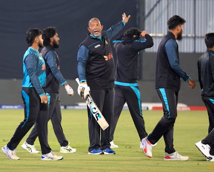 Bangladesh coach Simmons wary of wounded Australia in second test