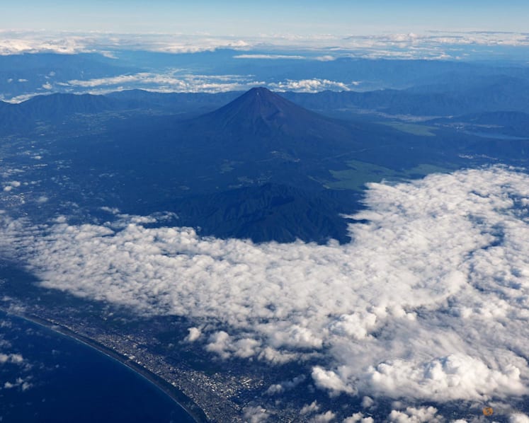 Japan dad ditches 7-year-old for hours to climb Mt Fuji