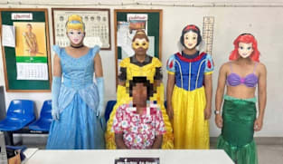 காவல்துறை அதிகாரிகள் டிஸ்னி இளவரசியைப் போல் வேடம்