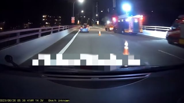 汽车疑似打滑翻入大水沟 男驾驶身亡