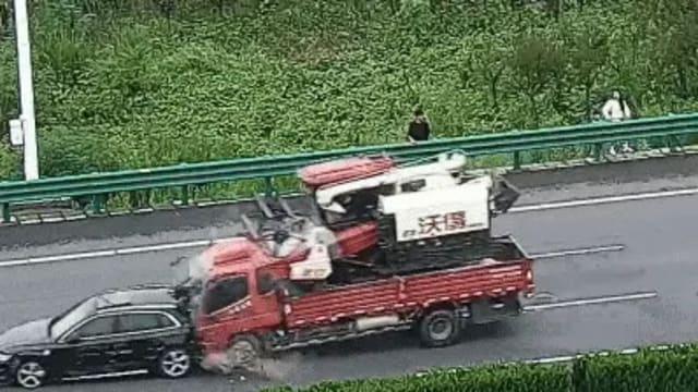 男子欲折返车内拿外套 交警喝止十秒后货车猛撞
