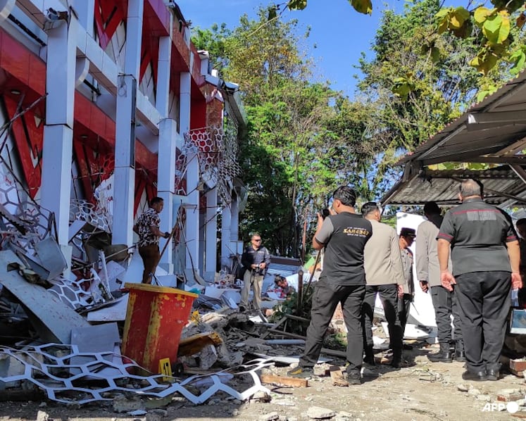 7.4-magnitude quake off Indonesia kills one, tsunami warning lifted