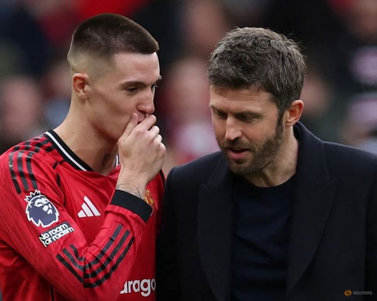 Carrick thrilled to steer Manchester United back into Premier League top three