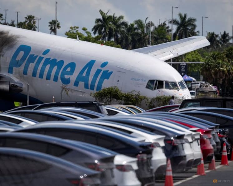 Evidence suggests pilots considered aborting landing in Miami cargo plane crash