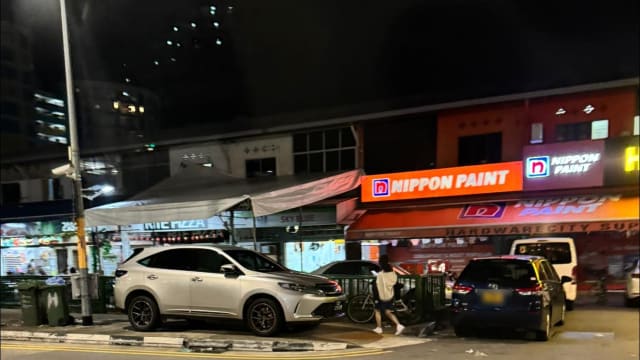 蔡厝港路段车辆霸占人行道 路人被迫走马路通行
