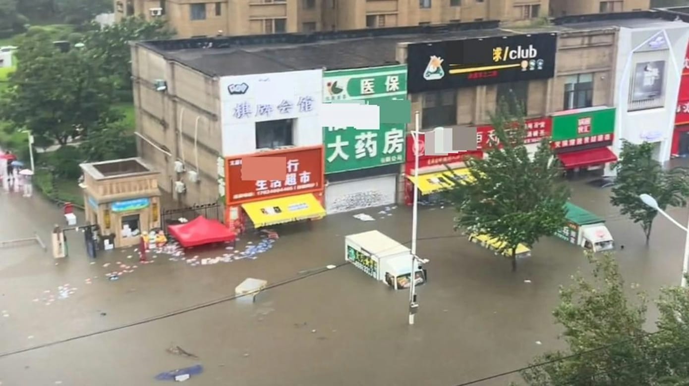 中国沈阳暴雨一级响应 车辆淹没市民划艇出行