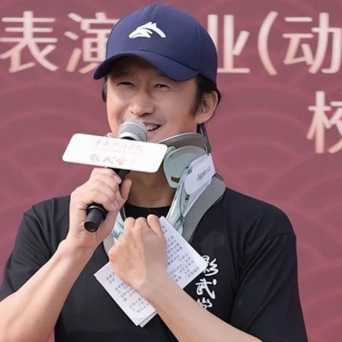 突发!吴京健康现状曝光,现身戴颈部固定器,网友疑惑“爱国人设翻车”旧账真相揭晓!