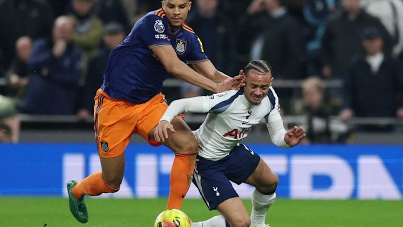 Tottenham gloom deepens, Man Utd salvage point at West Ham