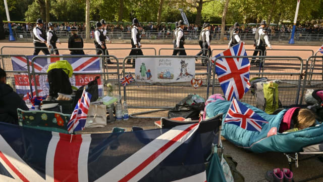 做最后的告别！民众彻夜露营等候送别英女王