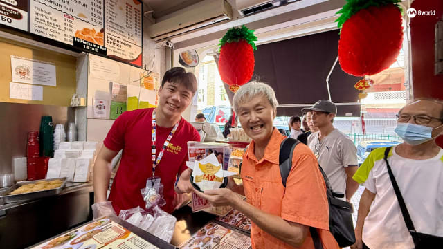 墨士廉亲自售卖咖喱角 有支持者天未亮就来排队
