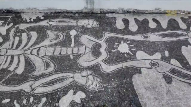用高压水枪作画  艺术家为社区“上色”