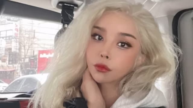 “最美变性人”河莉秀50岁超冻龄！洋娃娃五官网看呆