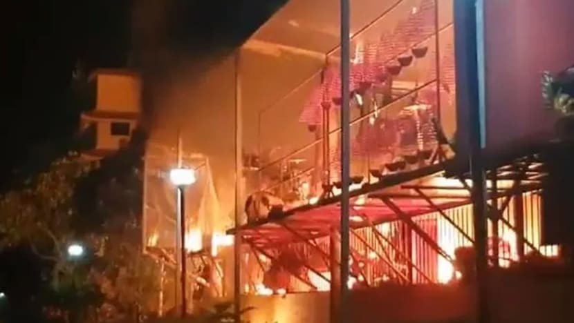 Kuil God of Wealth di Admiralty Street terbakar; penghuni rumah tumpangan berdekatan dipindahkan Kuil God of Wealth di Admiralty Street terbakar; penghuni rumah tumpangan berdekatan dipindahkan