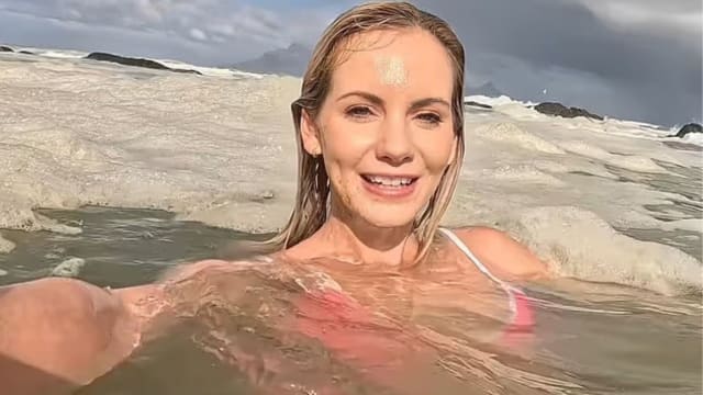 泡沫污水中游泳遭嘲讽 南非女：皮肤更好了！