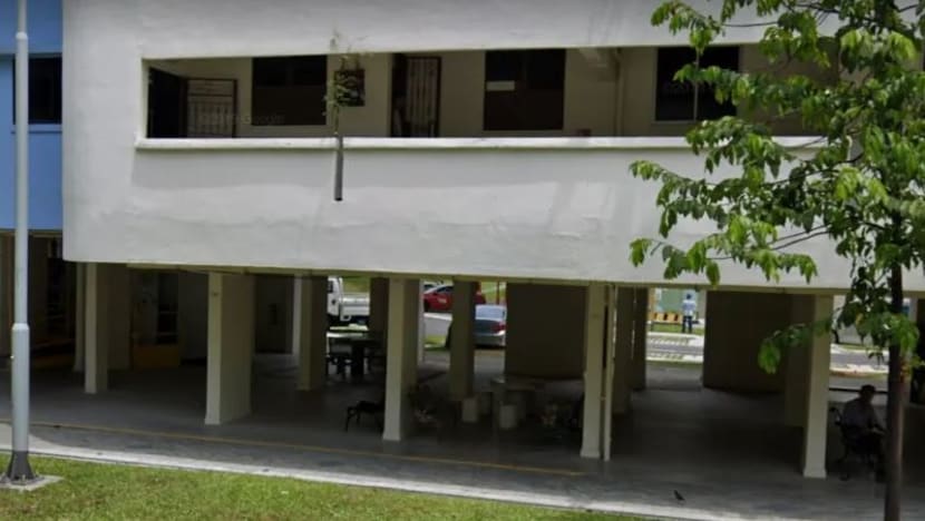 Warga emas 74 tahun terjatuh, meninggal dunia setelah diserang gara-gara merokok di kolong blok
