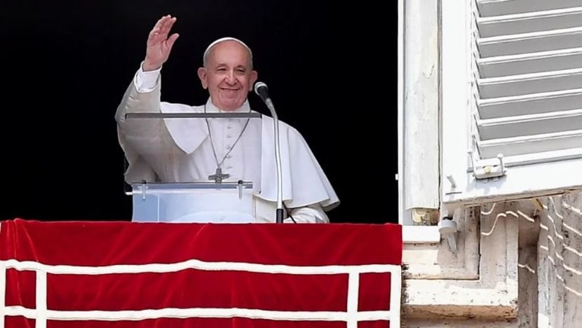 Pope terperangkap dalam lif