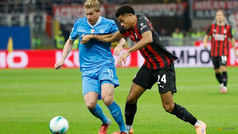Pulisic shines as 10-man Milan hang on for 2-1 win over Napoli to take top spot