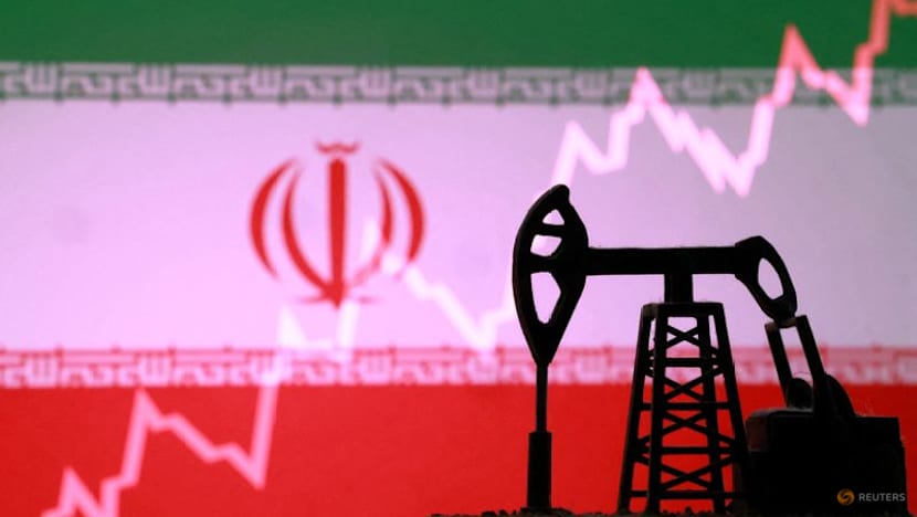 Oil falls as US may intervene in futures market, issues waiver for Russian purchases  