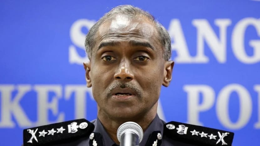 Lima individu termasuk seorang warga SG dihadapkan ke mahkamah Kota Tinggi sabit kes pembuangan sisa kilang