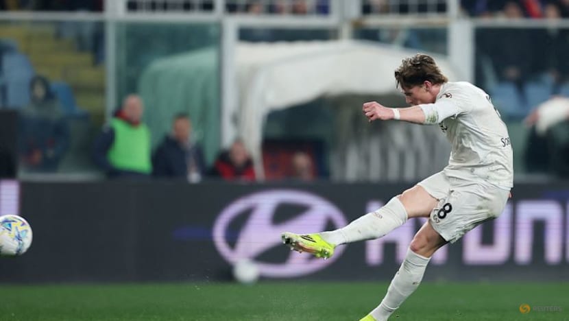 Napoli win 3-2 at Genoa with last-gasp penalty to close gap on leaders