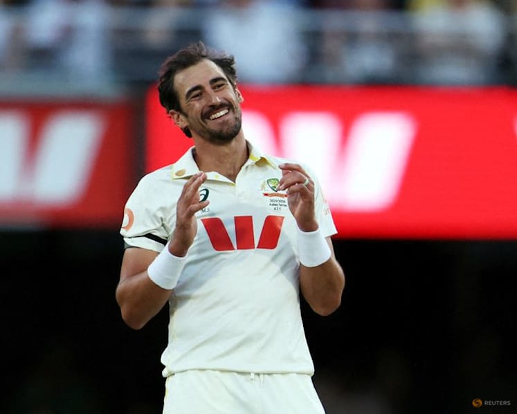 Lyon omission in the spotlight as Australia seamers endure tough day