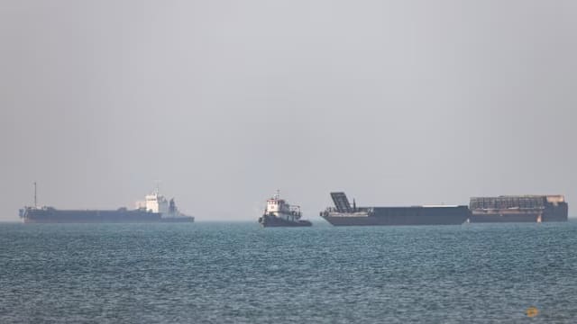韩货船霍峡爆炸起火无人伤亡 当局核实是否遭攻击