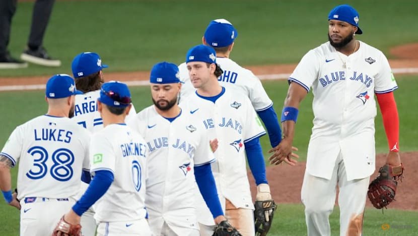 Baseball-Blue Jays stun Ohtani, Dodgers in World Series opener