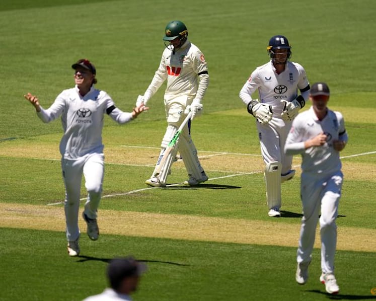 Khawaja defies career obituaries with half-century in third Ashes test