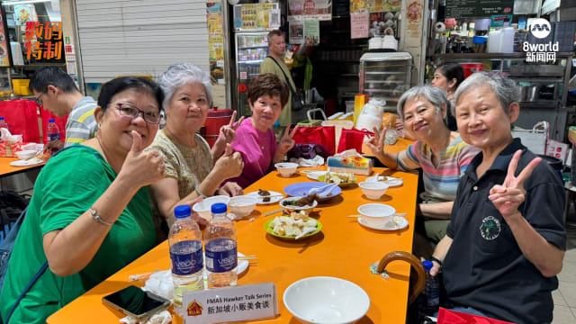 小贩中心有温情 常有善心人士捐钱请年长者尝美食