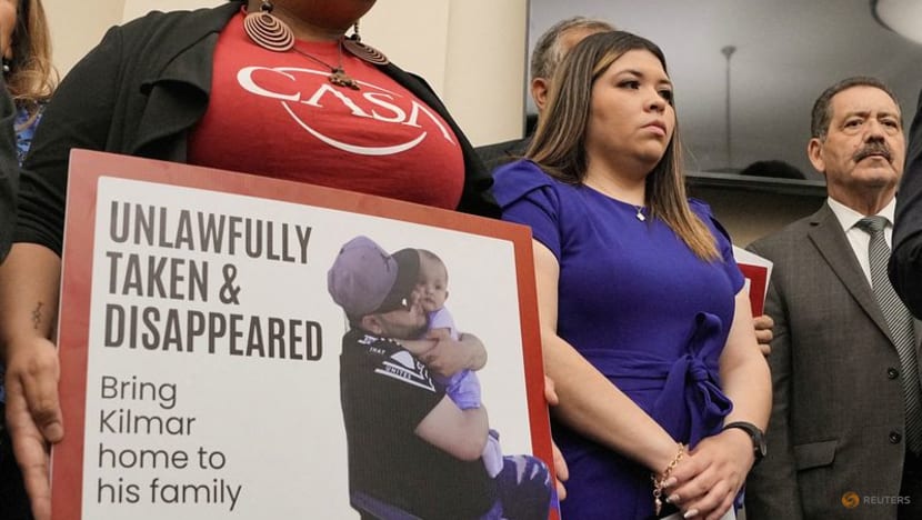 US Supreme Court temporarily halts deportations of Venezuelan migrants under wartime law US Supreme Court temporarily halts deportations of Venezuelan migrants under wartime law
