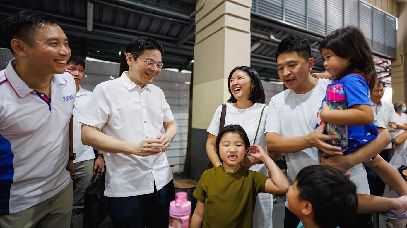 总理黄循财周六早上（3日）走访马林台巴刹与熟食中心。（图：数码发展及新闻部/Sean Koh）