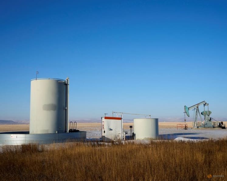 Oil prices settle down at lowest in a month as US seeks Russia-Ukraine peace deal