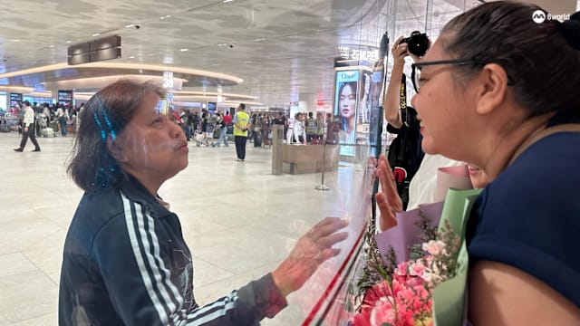 乘空军飞机归国 返新国人：回家真好