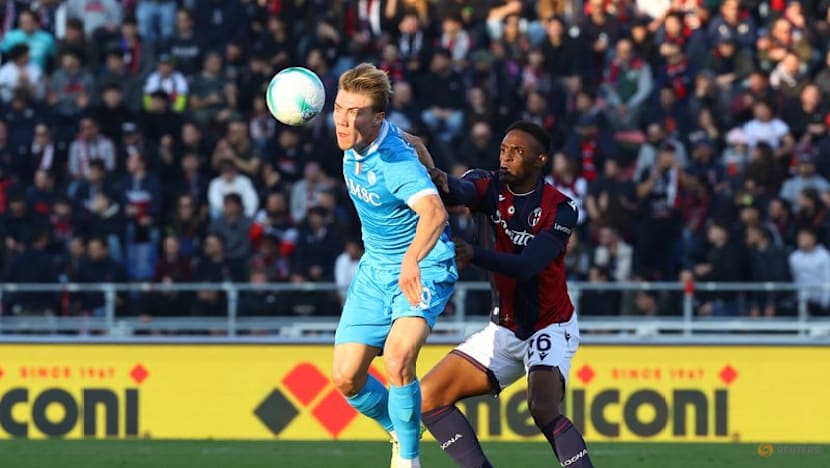 Napoli fall in Bologna as top of the table remains tight