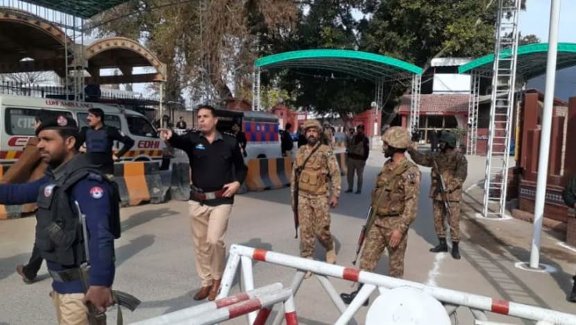 Sekurang-kurangnya 25 terkorban, 120 cedera susuli letupan di masjid di Pakistan Sekurang-kurangnya 25 terkorban, 120 cedera susuli letupan di masjid di Pakistan