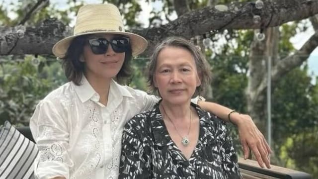 刘嘉玲晒母女同框照，80岁妈妈高雅气质引讨论！