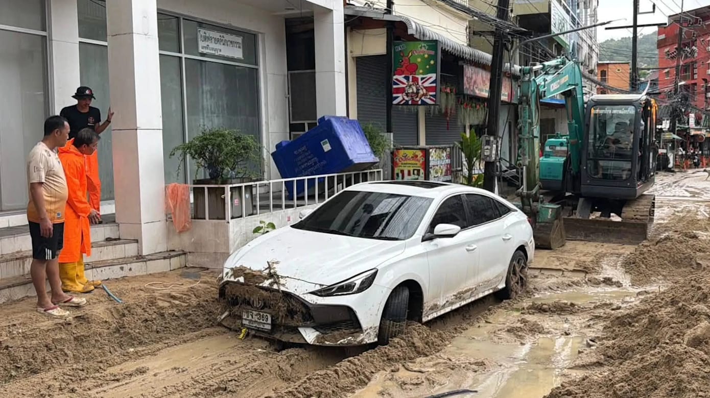 普吉岛暴雨成灾 旅游区芭东多条道路被淹