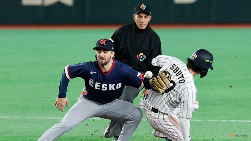 Baseball-Samurai Japan top gutsy Czech team on way to WBC playoffs