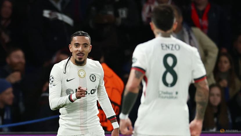 Kvaratskhelia late show as PSG crush Chelsea 5-2