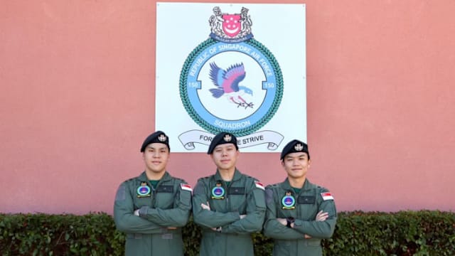 在巴黎机场发现老妇倒地 三中尉迅速求助获空军部队赞扬
