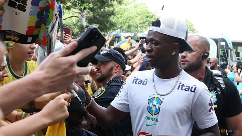 Heat no problem for passionate Brazil fans waiting to greet team in Houston