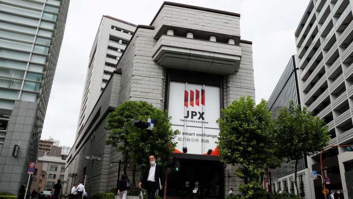 Asian stocks extend global rout; bonds hammered as war drags on