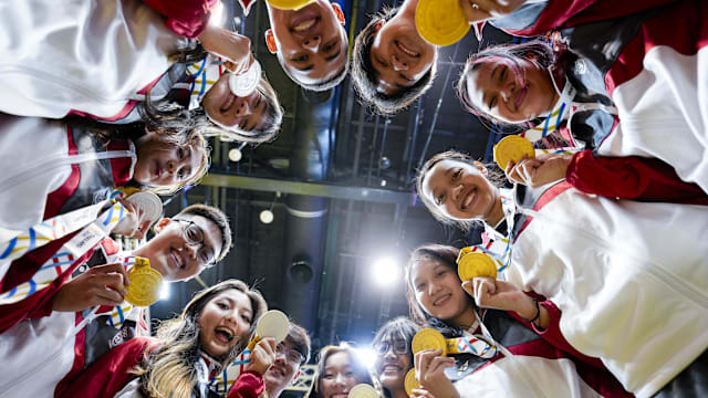 我国击剑队双金来报喜 男子花剑女子重剑摘金