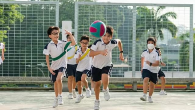 本地天气持续炎热 不少学府允许学生穿体育服上课