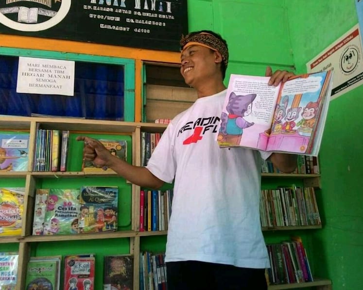 Indonesian tofu seller who dropped out of school makes it his life mission to spread love for reading