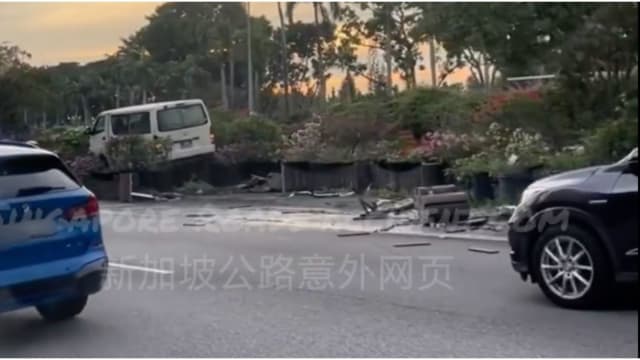 货车失控撞大道护栏 司机正协助调查