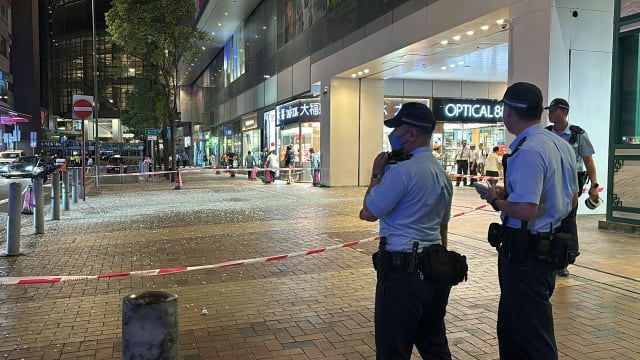 香港商场大型玻璃坍塌  碎片散落击伤四路人