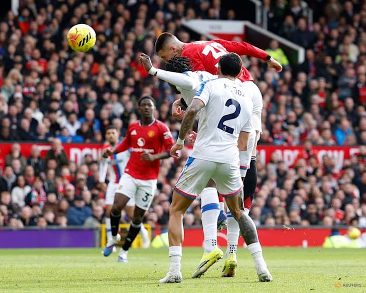 Arsenal claim nervy win over Chelsea, Man Utd go third