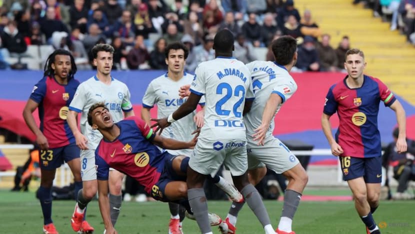 Lewandowski strike gives Barcelona 1-0 win over Alaves  