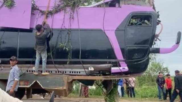 柬埔寨卧铺巴士坠桥　至少13人罹难